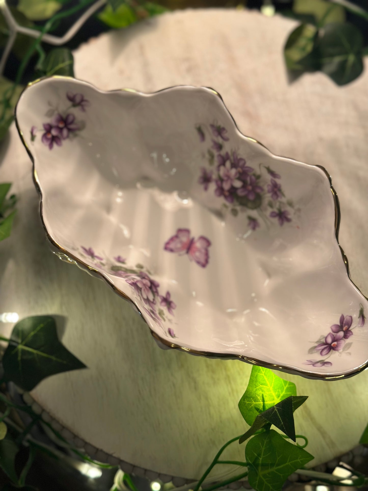 Aynsley "Wild Violets" shell-shaped dish "Sweet Violet" pattern
